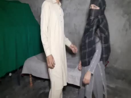 Stiefschwester und Stiefbruder harter Analfick, zum ersten Mal schmerzhafter Analsex. Desi indischer Analsex. enger Arschfick. kleiner Arsch ficken-Video ansehen