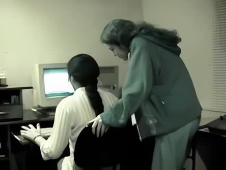 Zwei junge indische Lesben, die sich bei der Arbeit lieben-Video ansehen